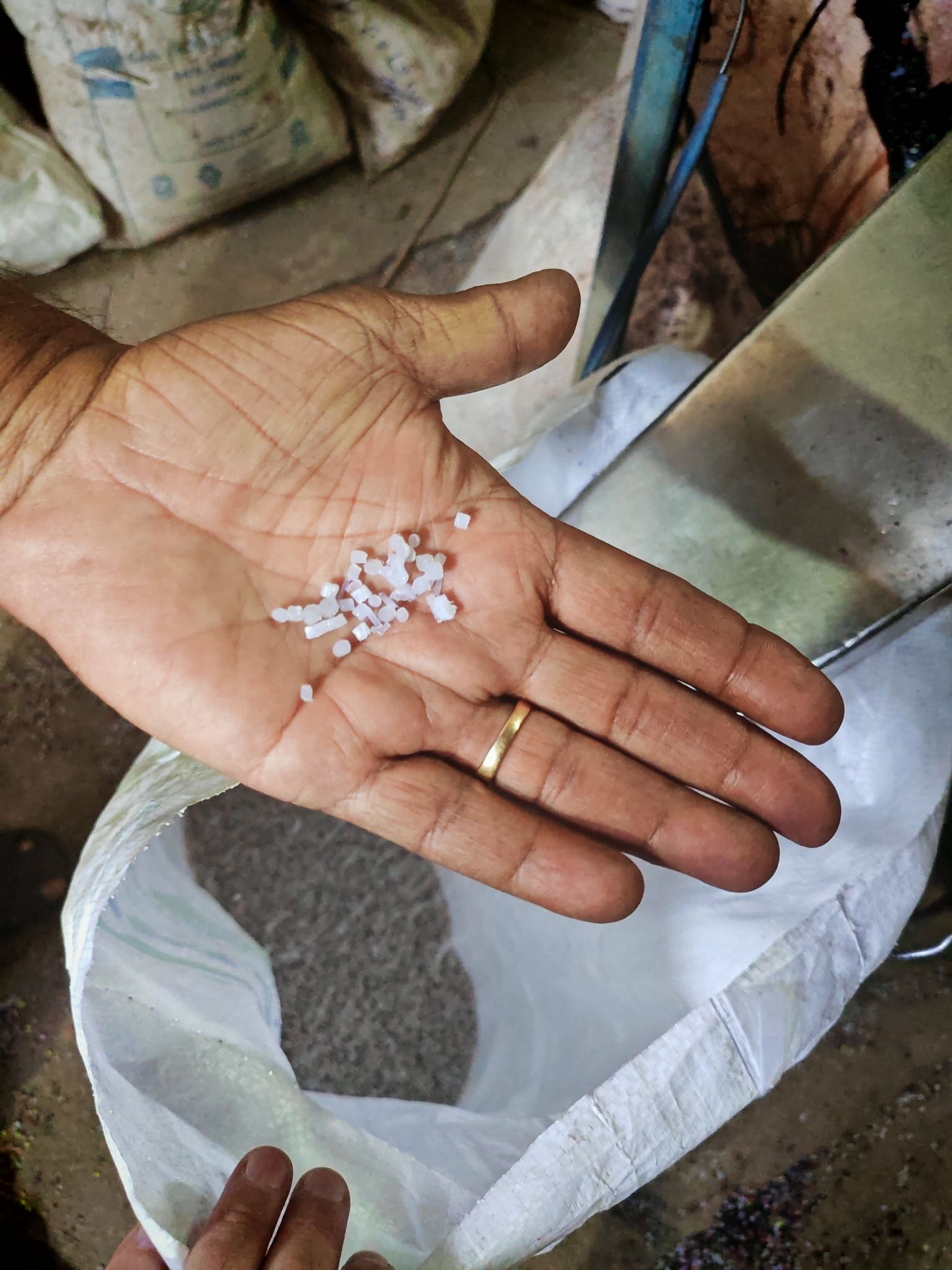 Pequeños pellets de plástico reciclado sobre una mano