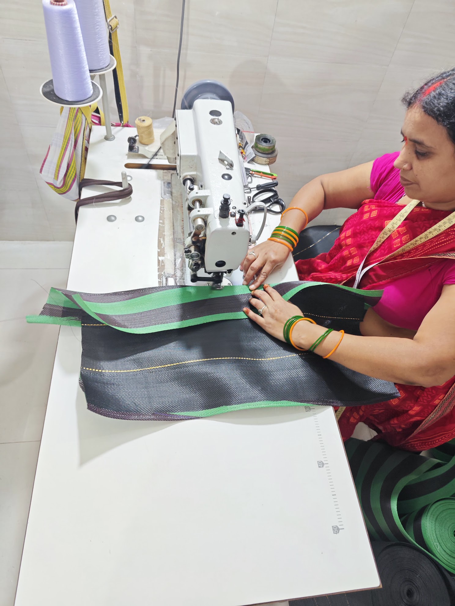 Artesana cosiendo una pieza en máquina