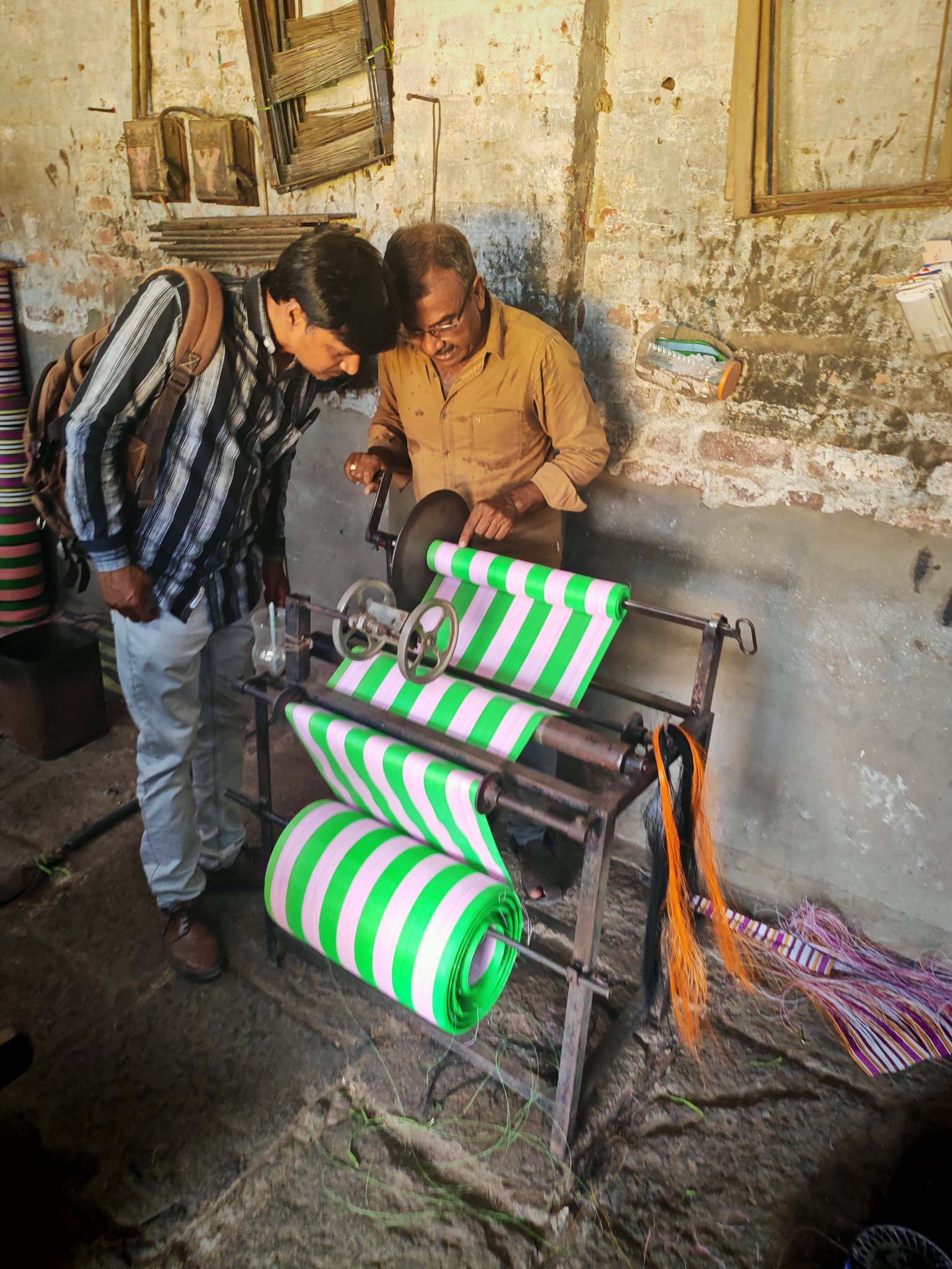Artesanos trabajando con tejido de colores