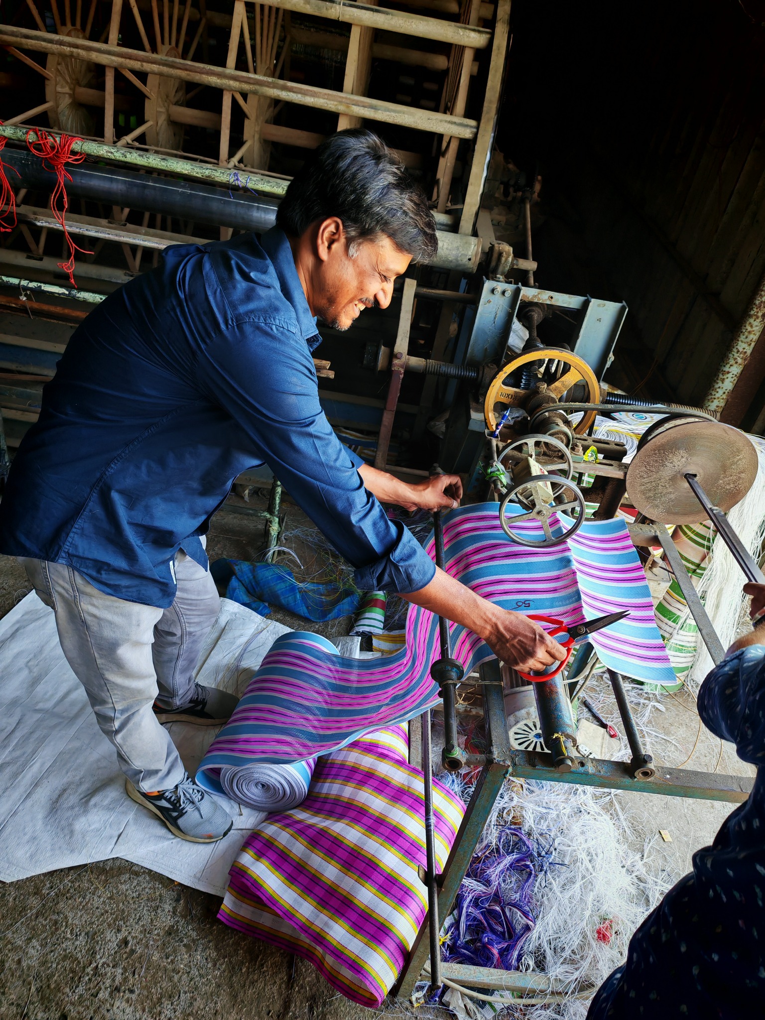 Artesano trabajando con tela tejida de colores